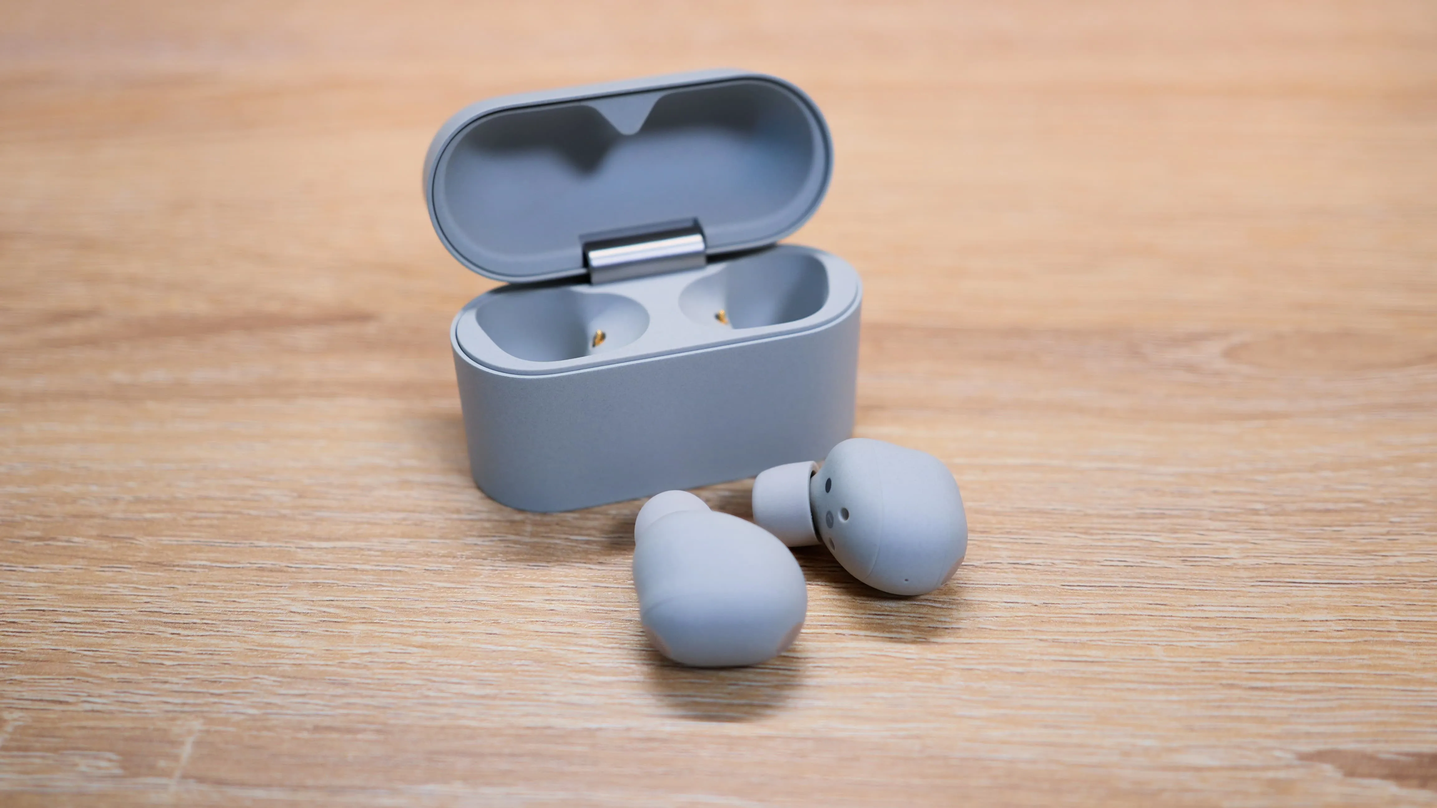 WF-1000XM6 ケースと本体：シンプルなデザイン