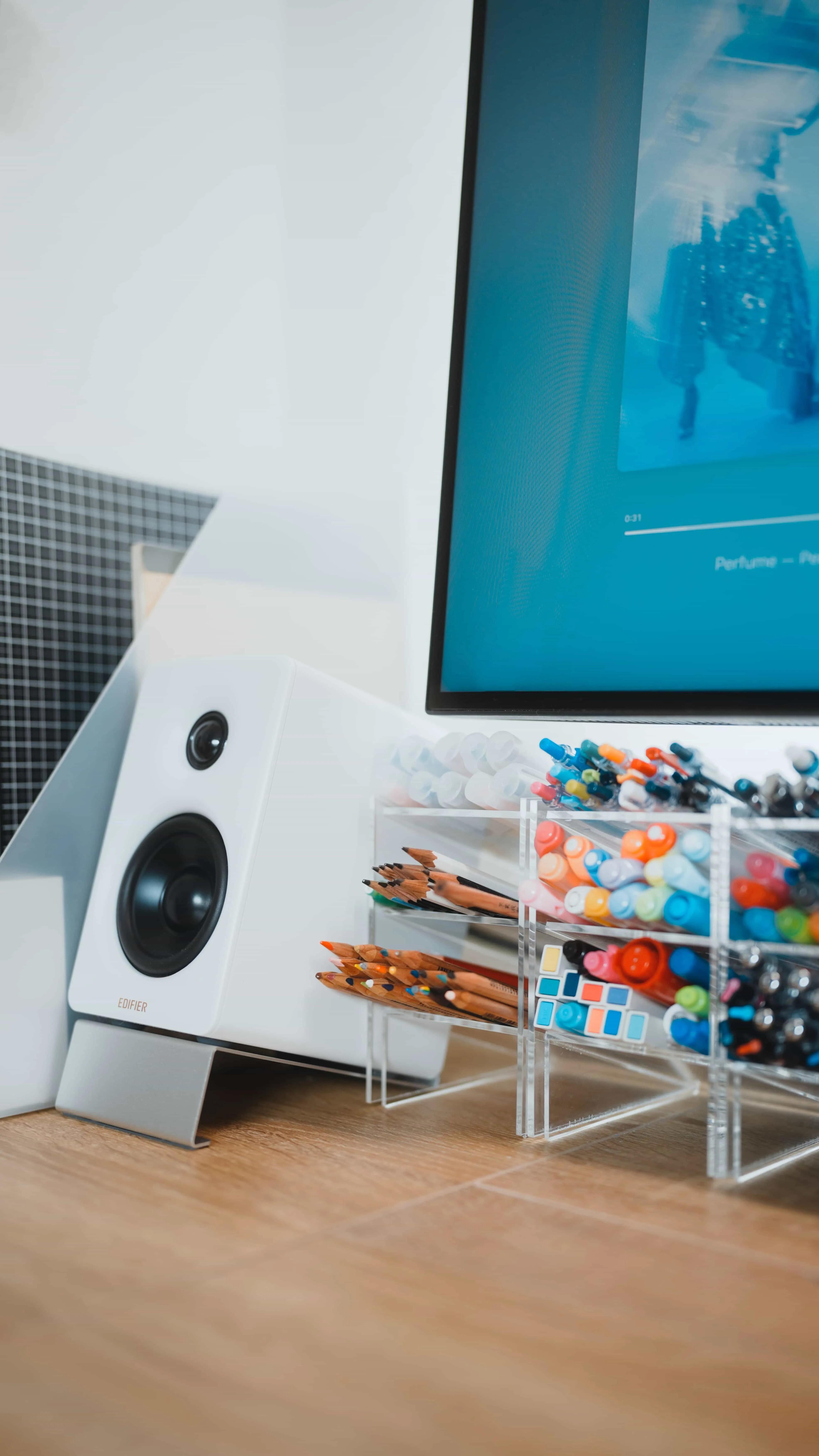 Edifier M60　画像には写っていませんがちゃんとステレオスピーカーです