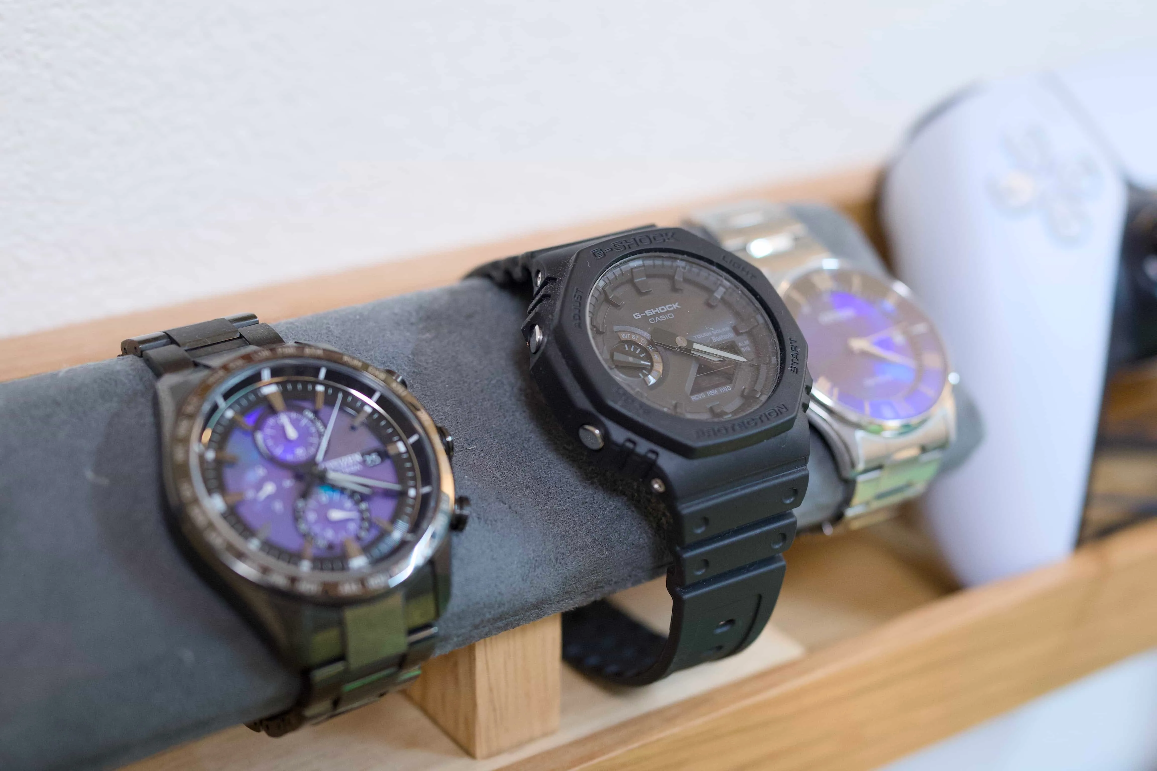 真ん中が購入したG-Shock。ちなみに左右は構造色文字盤を採用したCitizenの腕時計（とても気に入っている）