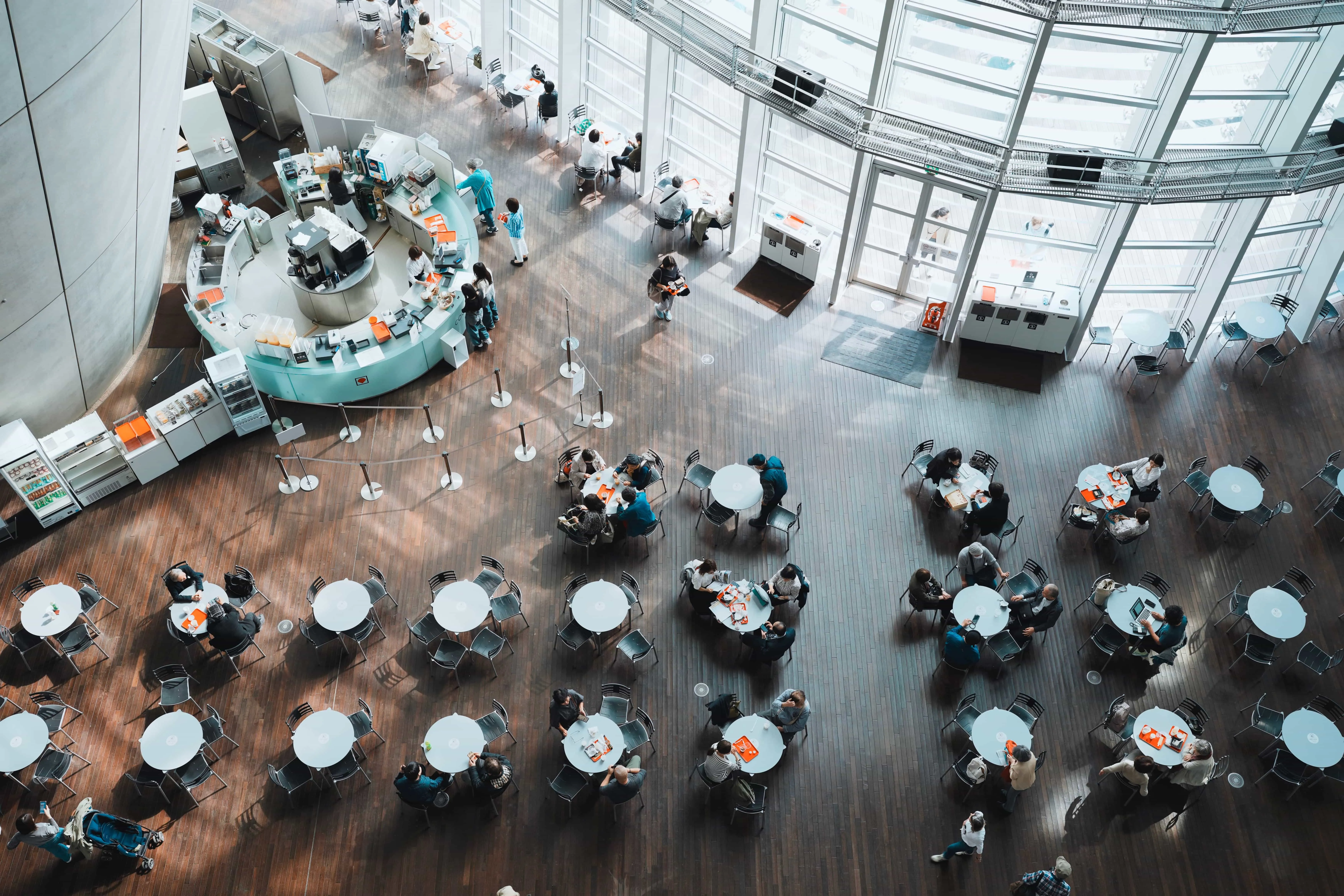 作例：このホームページのトップの写真（新国立美術館）もこのレンズで撮ってます。隅々までくっきり