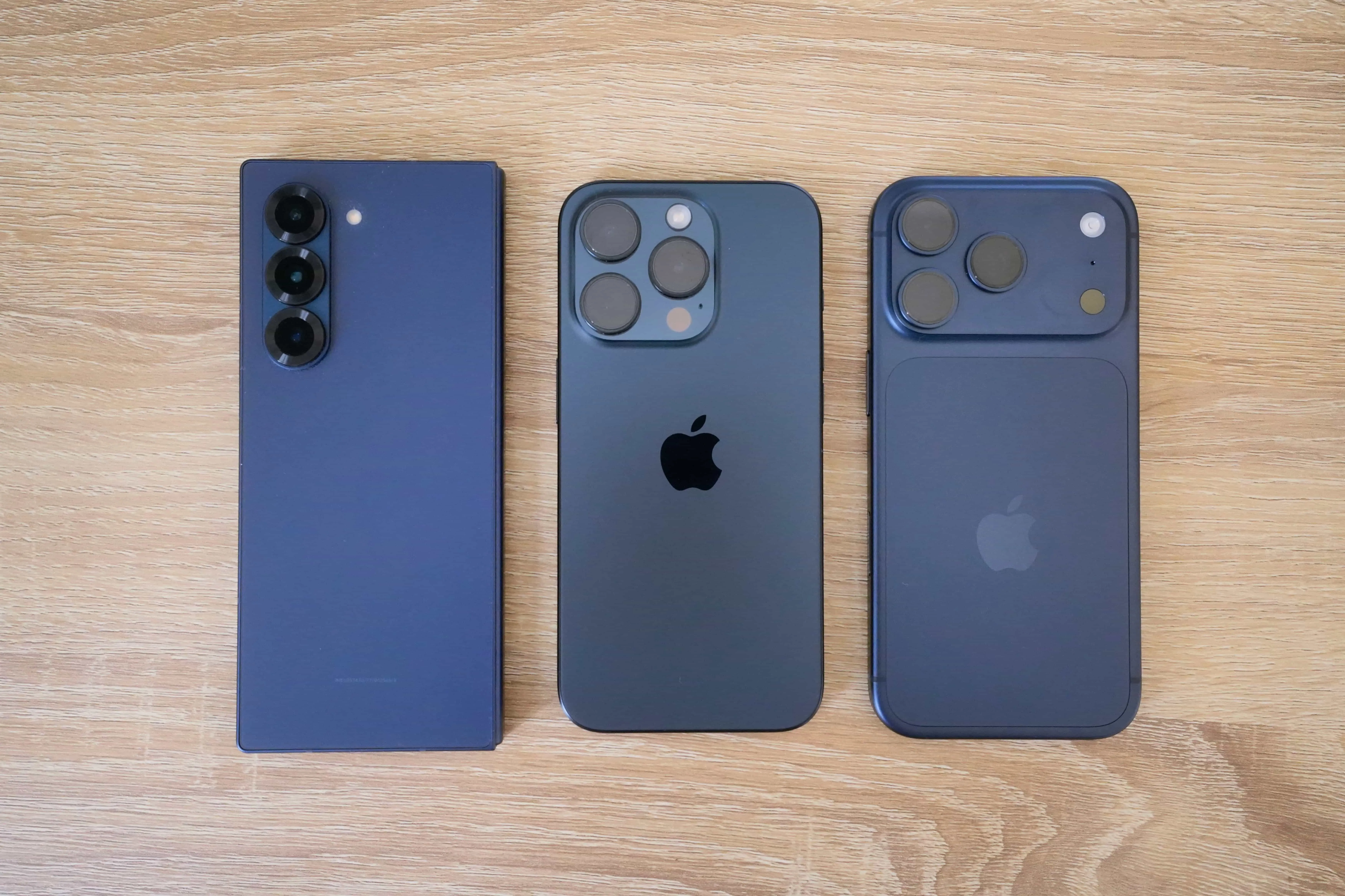 ネイビースマホ3兄弟：左からGalaxy Z Fold 6，iPhone 15 Pro，iPhone 17 Pro