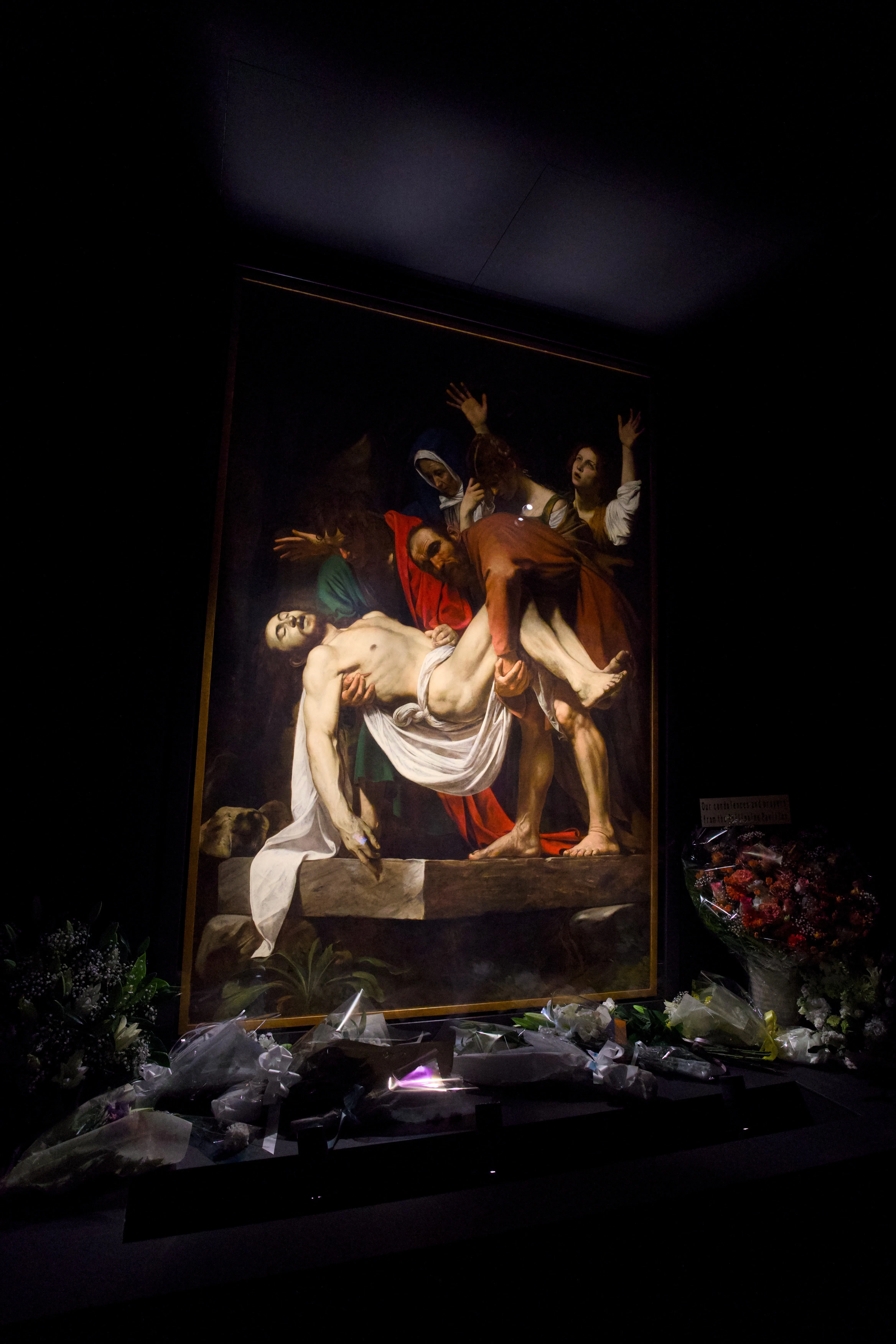 4月23日　カラヴァッジオの『キリストの埋葬』の前に捧げられた献花