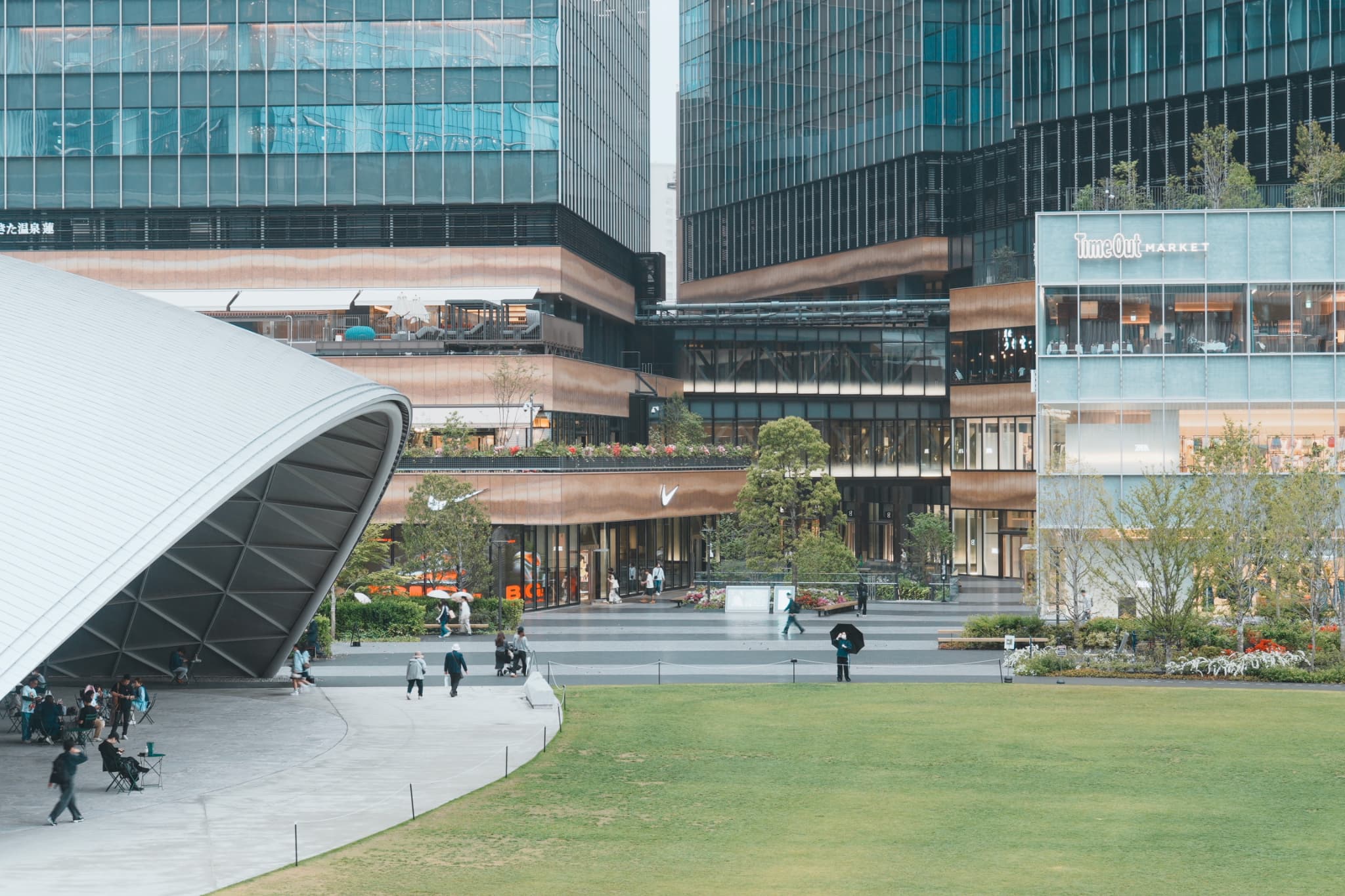 グラングリーン大阪の芝生広場の様子。